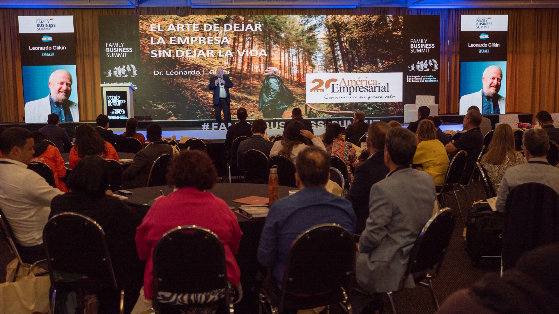 Asistentes en networking durante el Family Business Summit